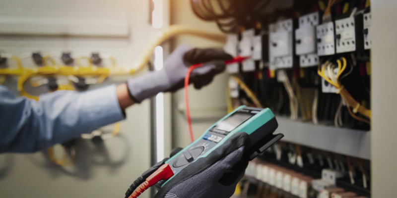 Signs You Need Commercial Electrical Repair Services
